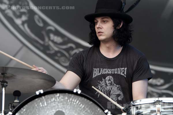 THE DEAD WEATHER - 2010-07-02 - BELFORT - Presqu'ile du Malsaucy - John Anthony Gillis [Jack White]